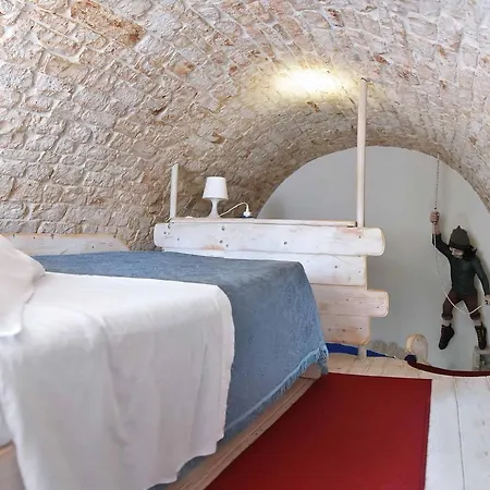 L'angolo Di Gaudi, Alcoba Fascinosa